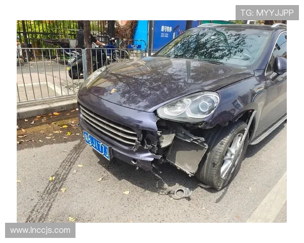 19岁中国女子在美开保时捷撞车致3伤，现场曝光！车头损毁